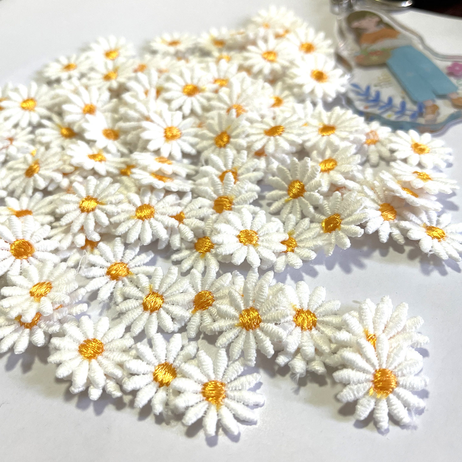 AHYONNIEX 100pcs Mini Daisies  - Embroidery Daisy Flower avaliação e preço