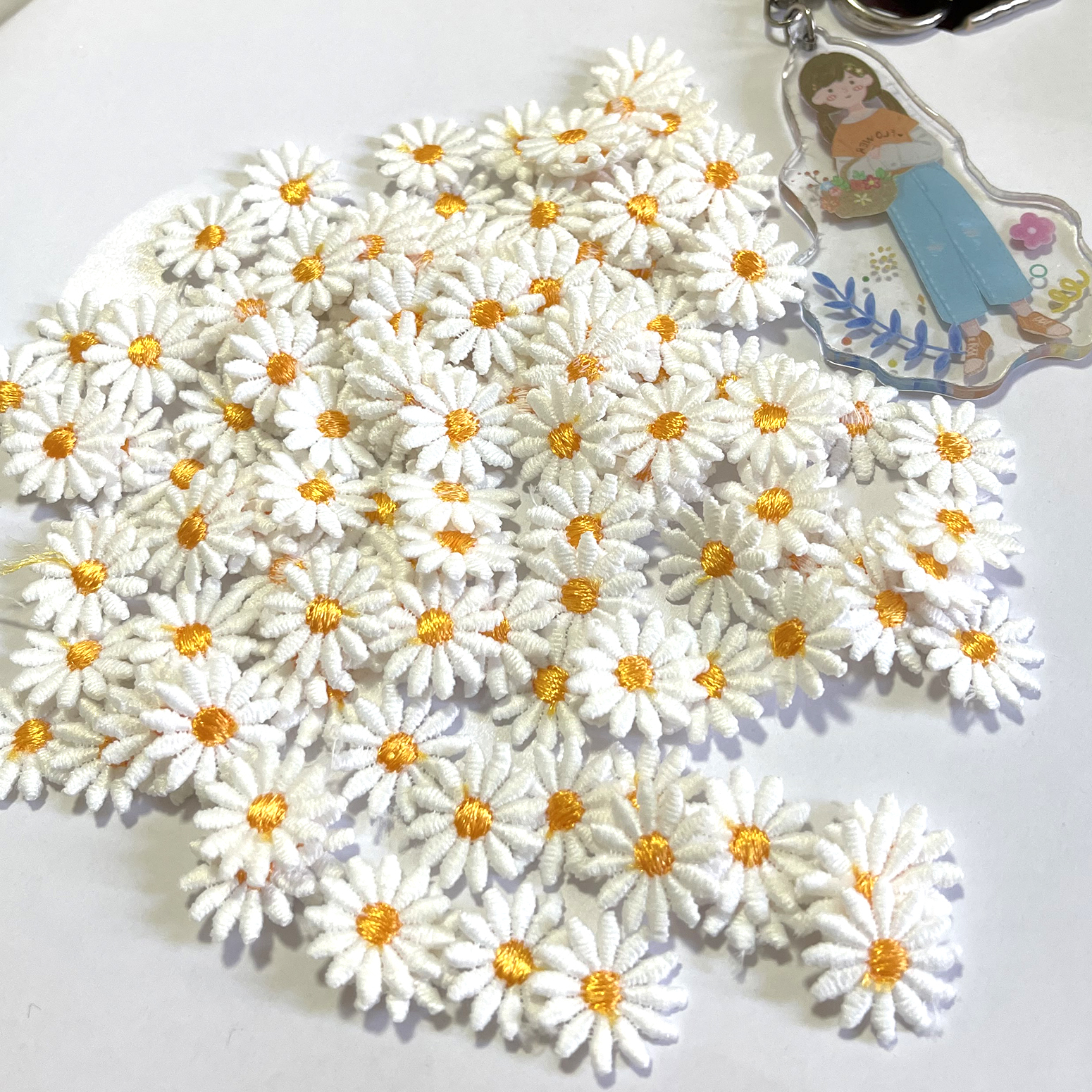 AHYONNIEX 100pcs Mini Daisies  - Embroidery Daisy Flower avaliação e preço