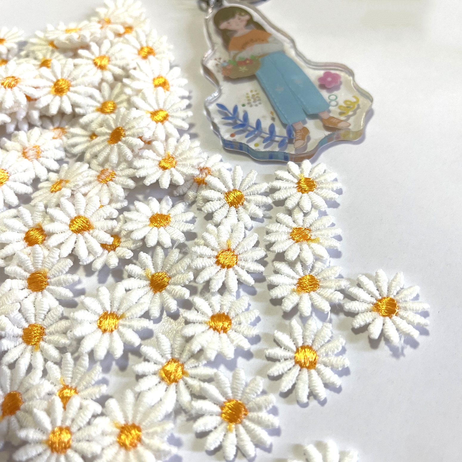 AHYONNIEX 100pcs Mini Daisies  - Embroidery Daisy Flower avaliação e preço