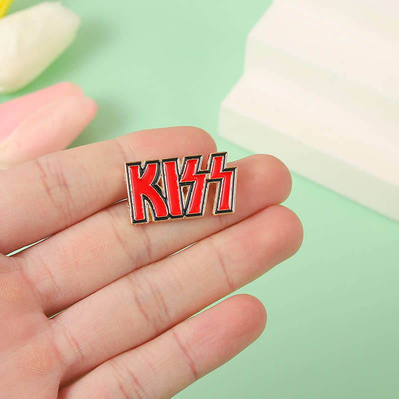 KISS band pin English letters  - Embroidery Kiss avaliação e preço