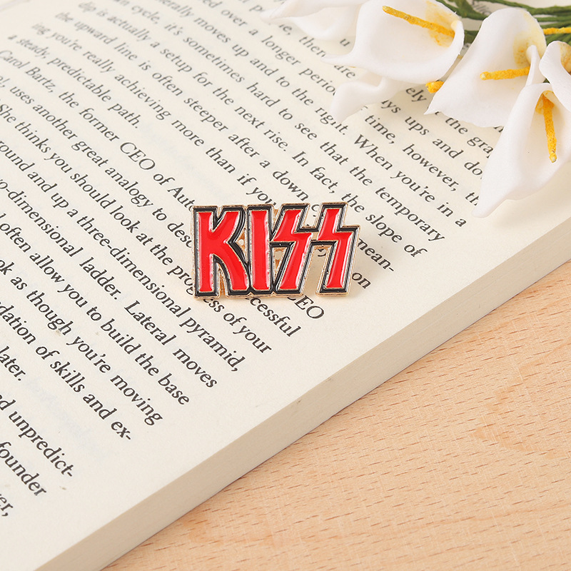 KISS band pin English letters  - Embroidery Kiss avaliação e preço