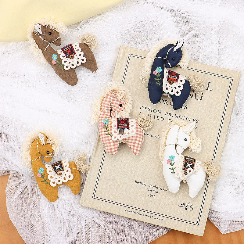 Cute Plaid Pony Brooch Handmad - Embroidery Horse avaliação e preço